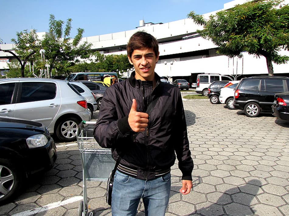 Manuel Lanzini, reforço do Fluminense, desembarca no Rio (Foto: Felipe Bruno)