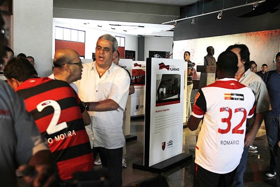 Torcedor agride jornalista antes do lançamento da terceira camisa do Flamengo (Foto: Gilvan de Souza)