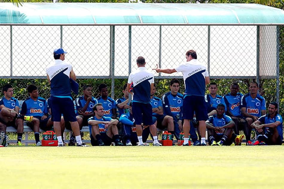 Sem Victorino e Montillo, Cruzeiro vai para Atibaia