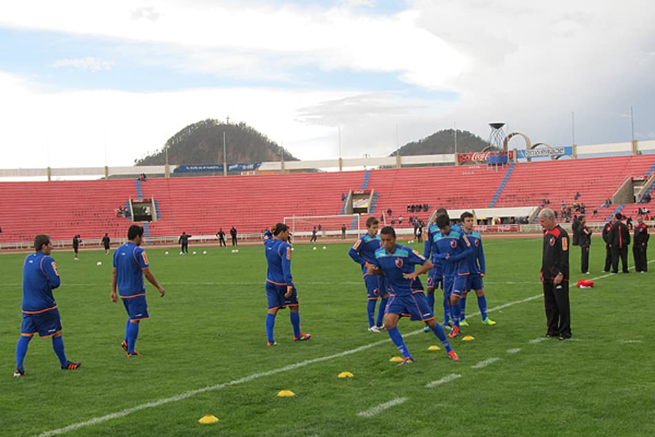 Flamengo treina em Sucre com apoio da torcida rubro-negra