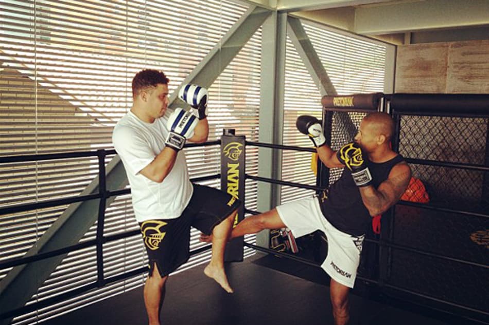 Ronaldo se prepara para 'enfrentar' Anderson Silva