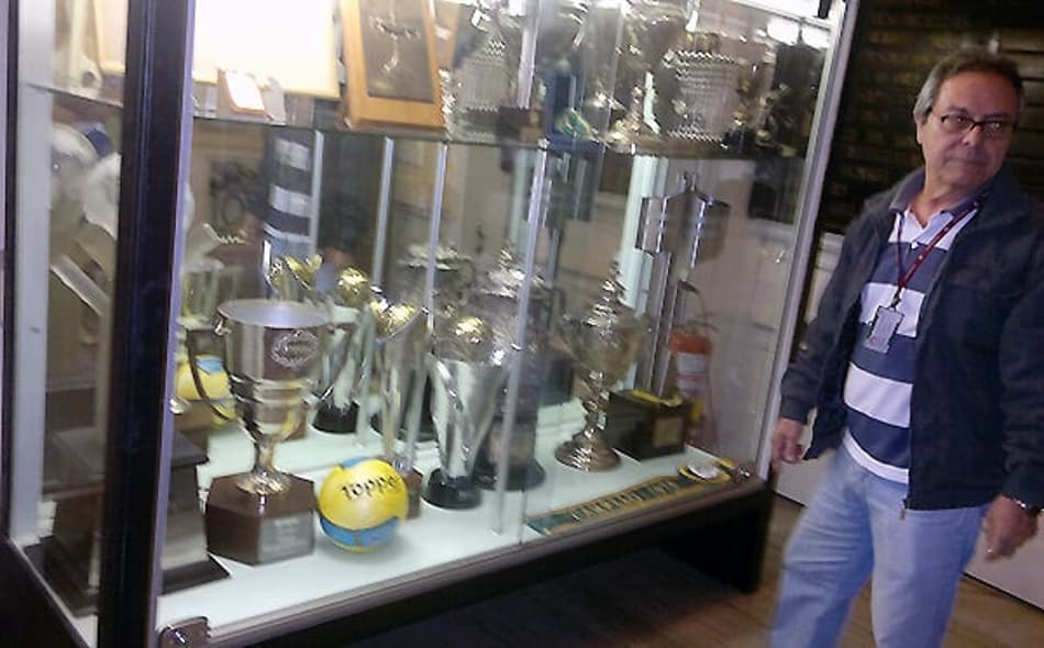 Bola da final do Campeonato Carioca na sala de trofeus (Foto: Rodrigo Ciantar)