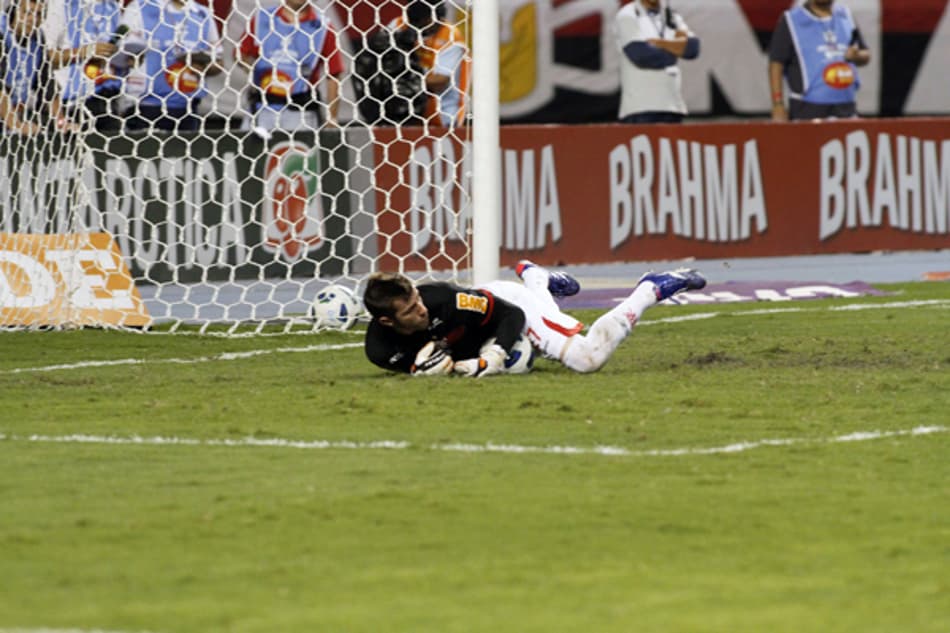 Atlético-MG vence o Coritiba e se distancia da degola