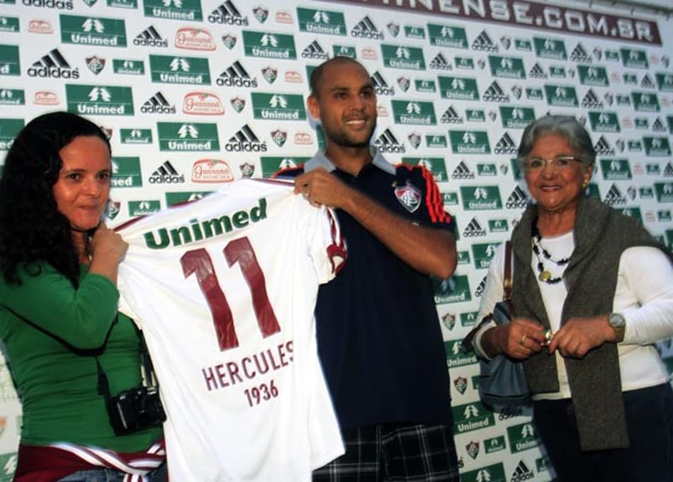 Carlinhos com camisa do Hércules (Foto: Nelson Perez/Fluminense FC)