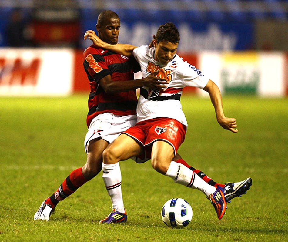 Bottinelli tem noite de herói e Flamengo vence São Paulo