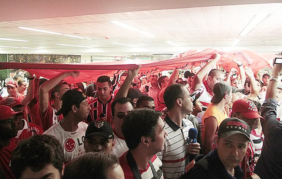 Desembarque Luis Fabiano - Torcida (Foto: Miguel Schincariol)
