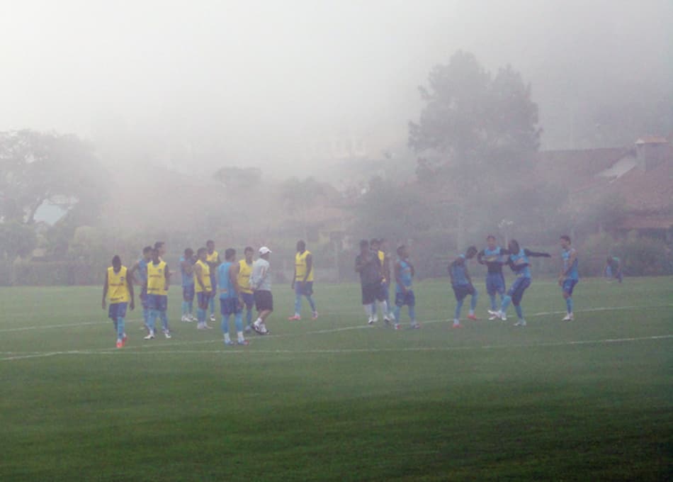 Nadal vence fácil e vai à terceira fase em Paris
