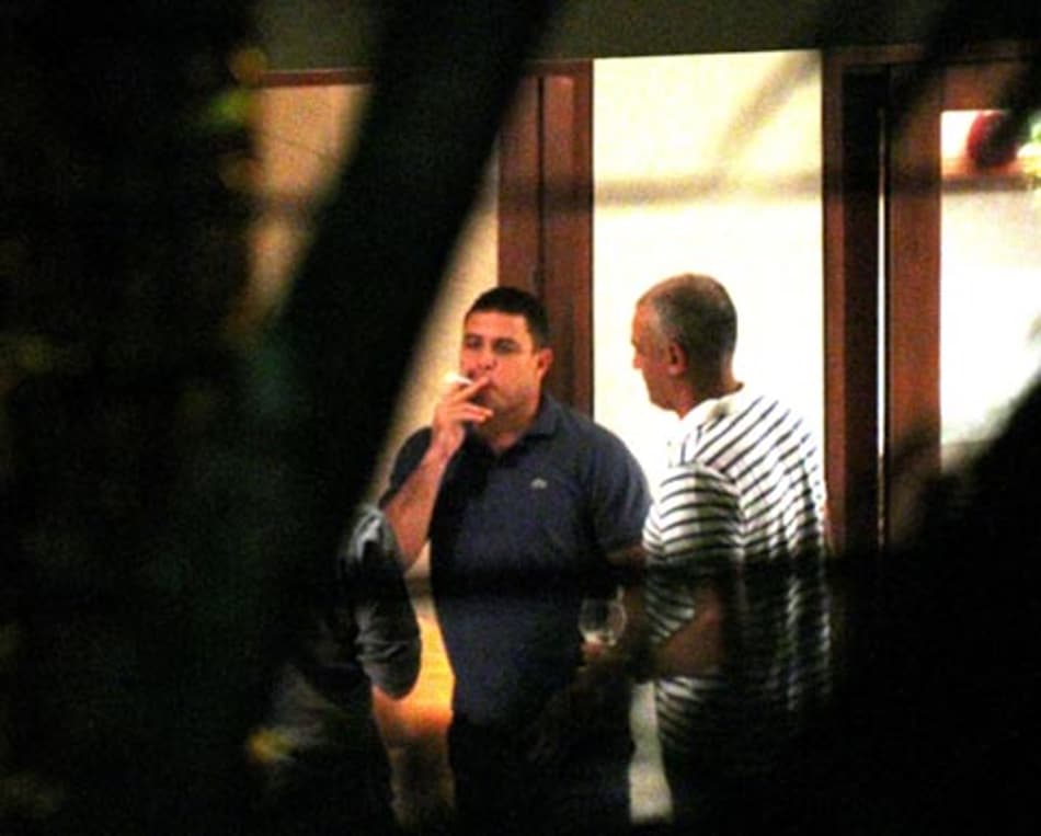 Ronaldo fumando (Foto: Agência Estado)