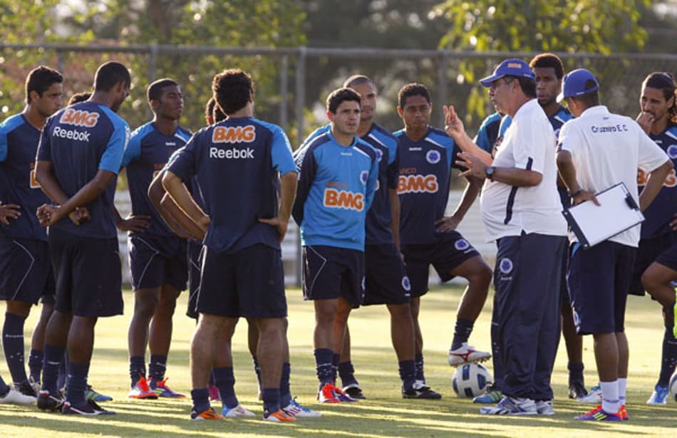 Joel comanda treino no cruzeiro (Foto:Vipcomm)