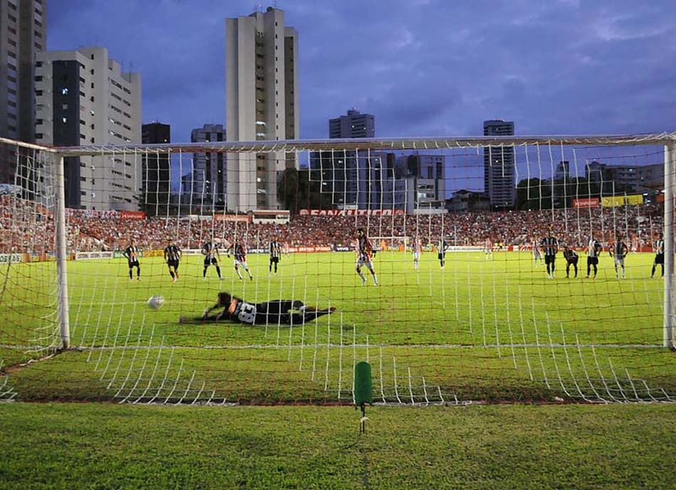Náutico x Atlético MG - Penalti Araújo (Foto: Aldo Carneiro)