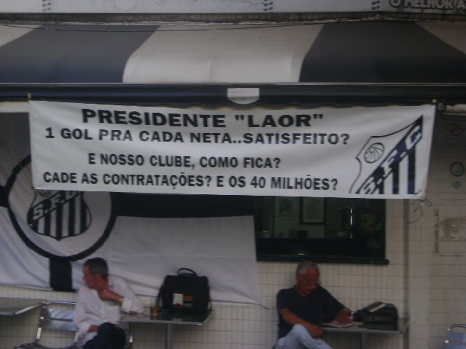 Questionado pela torcida, Luis Alvaro vive turbulência inédita à frente do Santos