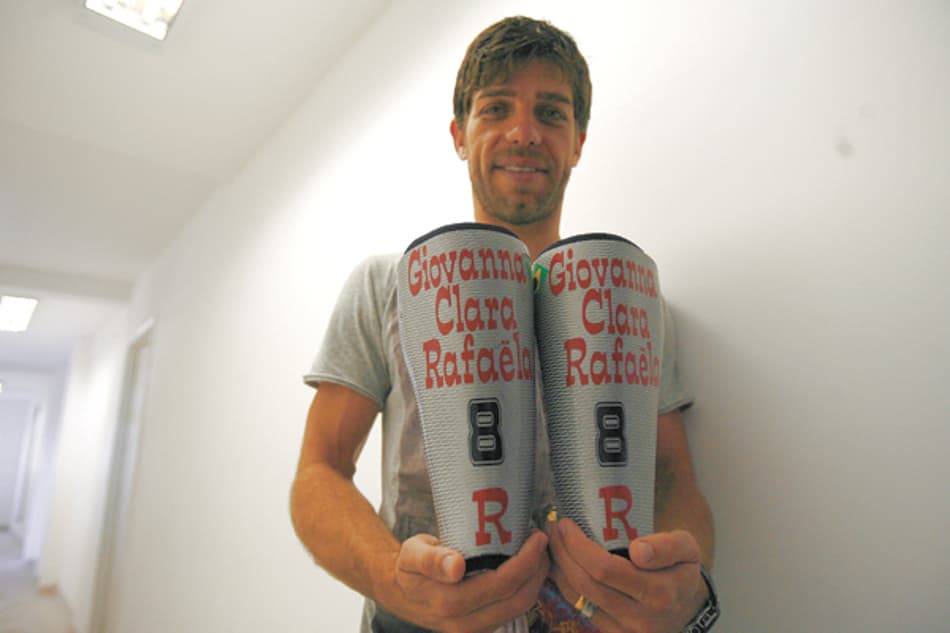 Protegido: Juninho carrega família nas caneleiras