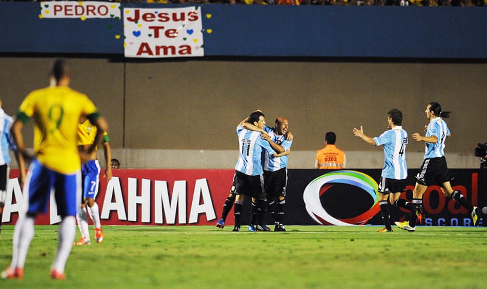 Brasil joga mal, mas vence Argentina com gol de pênalti nos acréscimos