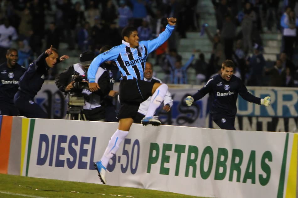 Leandro celebra um dos seus gols diante do Sport (Foto: Lucas Uebel/Grêmio)