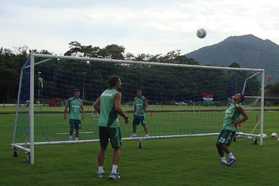 Jogadores do Fluminense brincando de futevolei (Foto: Bruno Marinho)