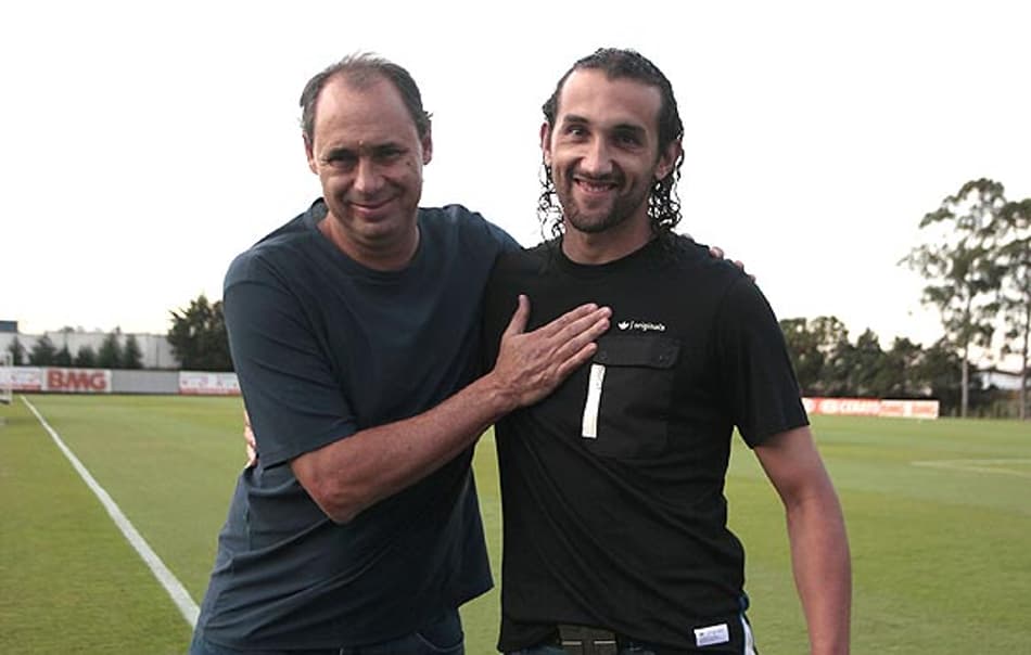 Barcos recebe a camisa 9 das mãos de Evair: 'Ele fez por merecer'