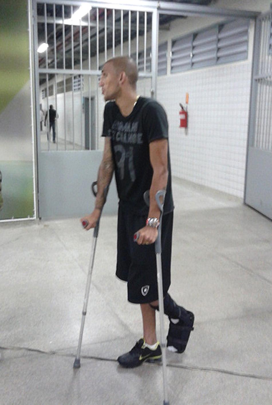 Aplaudido, Rafael Marques deixa Engenhão de muletas