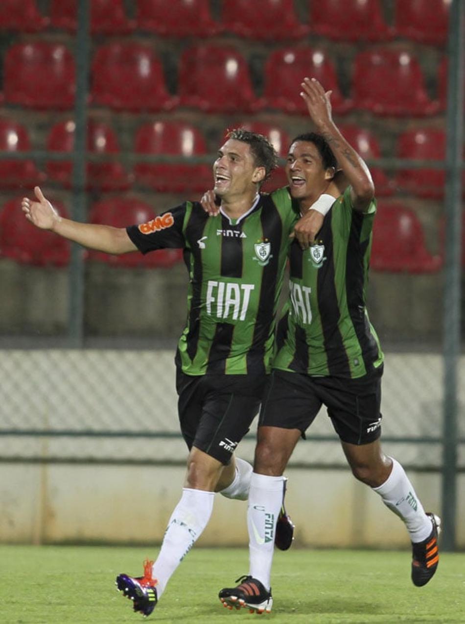 Com gol nos acréscimos, América-MG vence e avança