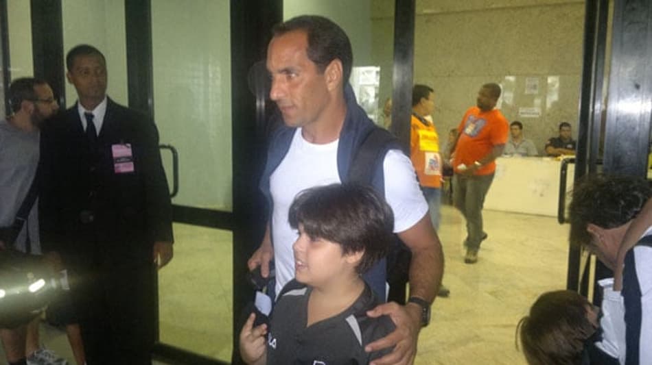 Agora comentarista, Edmundo é assediado por torcedores