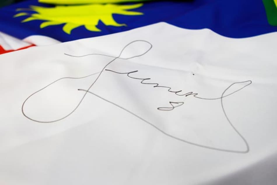 Bandeira autografada - (Foto: Patrick Szymshek)