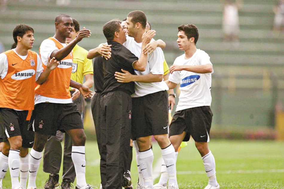 Verdão acerta salários com Thiago Ribeiro e aguarda Cagliari