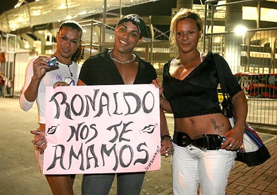 Travestis homenageiam Ronaldo (Foto: Gilvan de Souza)