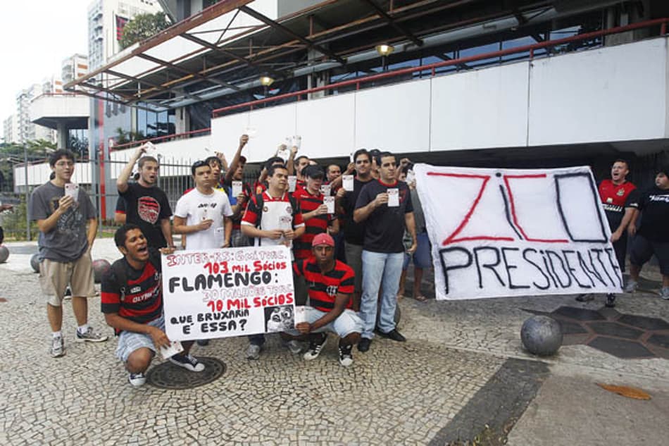 Torcedores do Flamengo fazem protesto na Gávea (Foto: Wagner Meier)