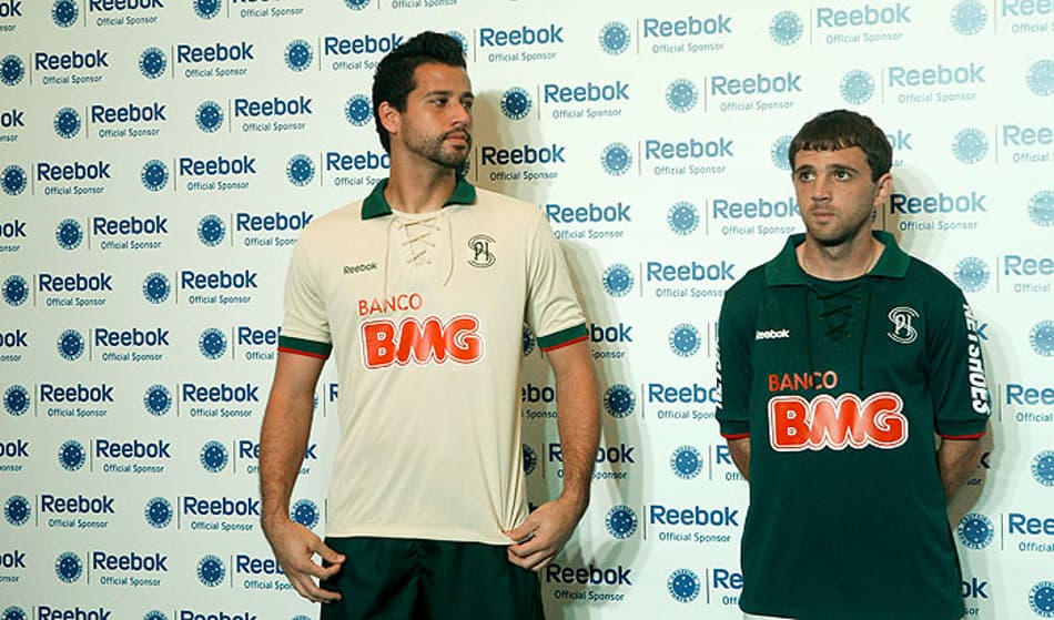 Fábio e Montillo com os uniformes nº 3 do Cruzeiro (Foto: Washington Alves/Vipcomm)
