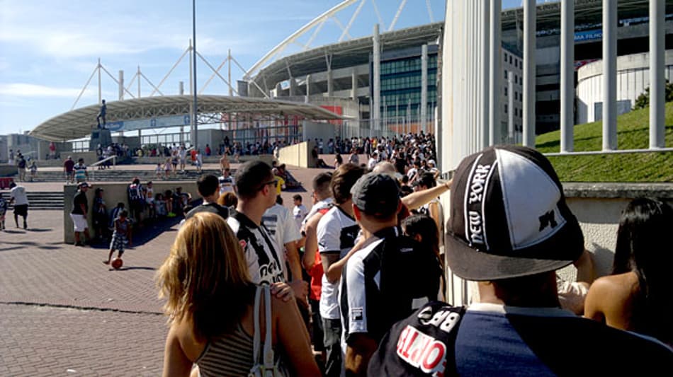 Fila no Engenhão - Ação de marketing do Botafogo (Foto: Raphael Bózeo)
