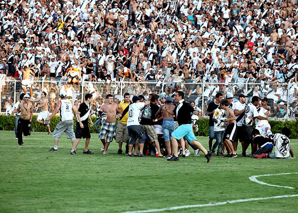 Torcedores da Ponte Preta invadem o campo para comemorar o acesso à Série A - Ponte Preta x ABC (Foto: Fernando Calzzani/Futura Press)