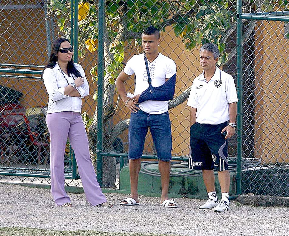 Everton assiste a treino do Botafogo no CFZ (Foto: Cléber Mendes)