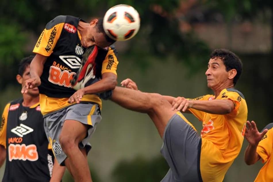 Ganso acerta um chute na cara do Moisés, no treino do Santos (Foto: Ivan Storti)