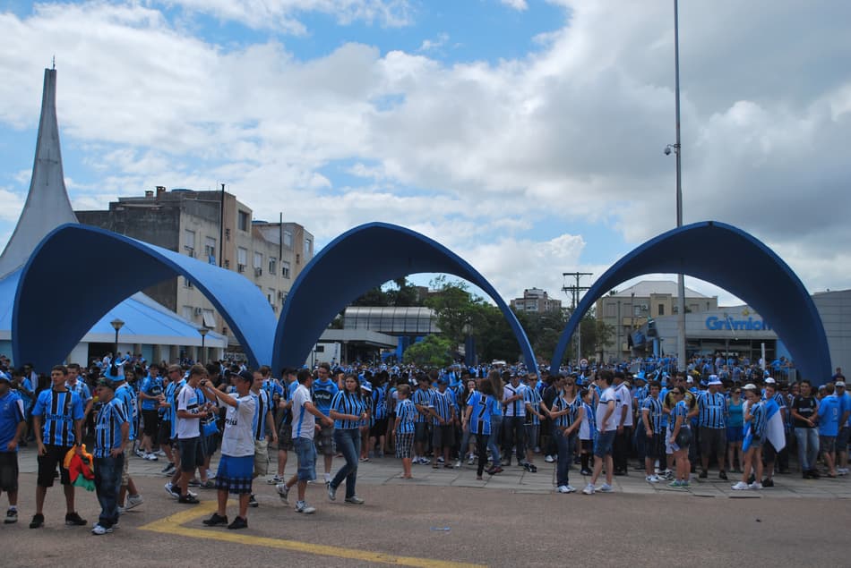 Movimentação de torcedores do Grêmio no Olímpico (Foto: Eduardo Moura)