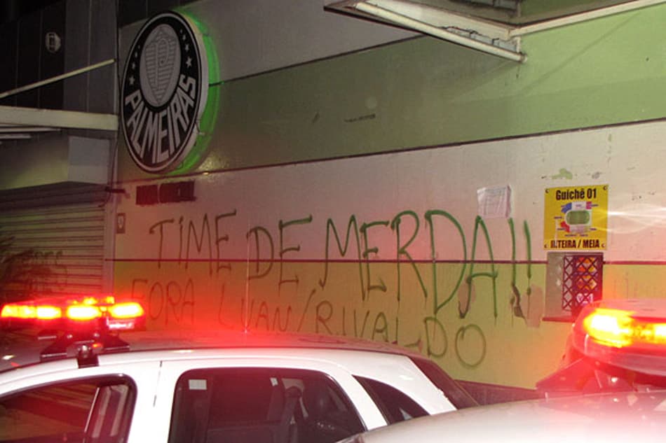 Protesto no muro do Palestra Itália - Palmeiras (Foto: Fernando Roberto)