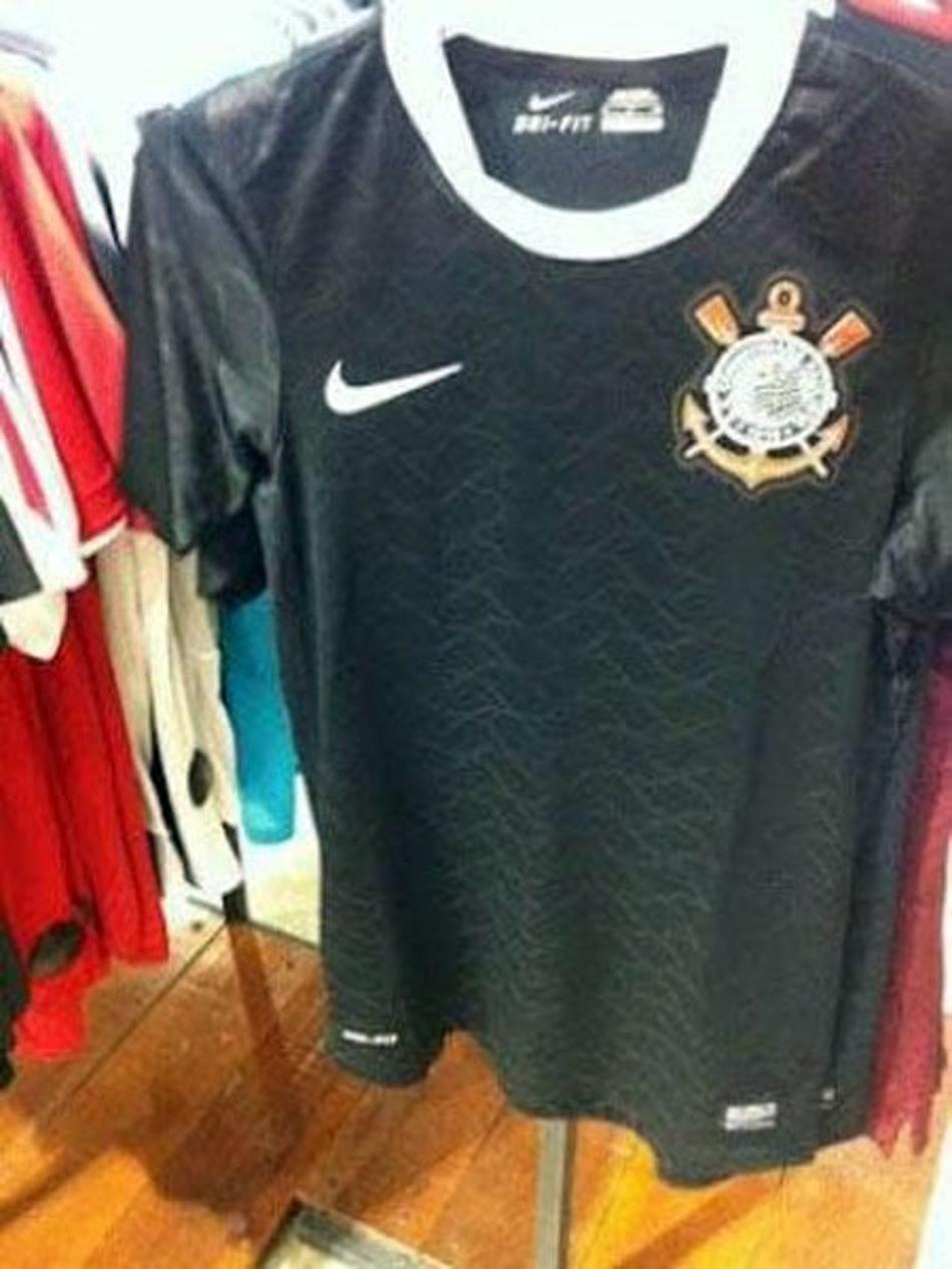 Suposta nova camisa reserva do Corinthians é colocada à venda em loja