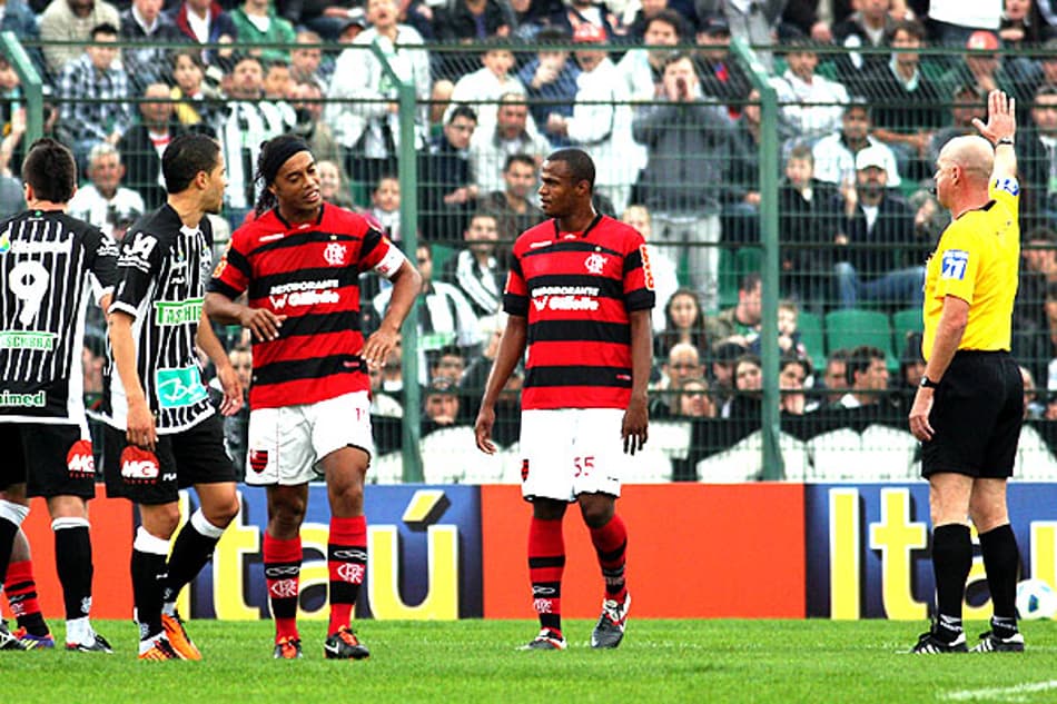 Ronaldinho reclama com o árbitro Heber Roberto Lopes - Flamengo x Figueirense (Foto: Cristiano Andujar)