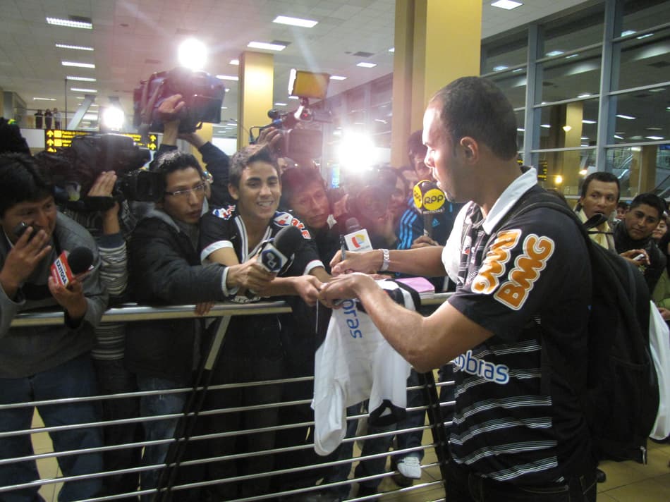 Alecsandro na chegada a Lima (PER) (Foto: Bruno Braz)