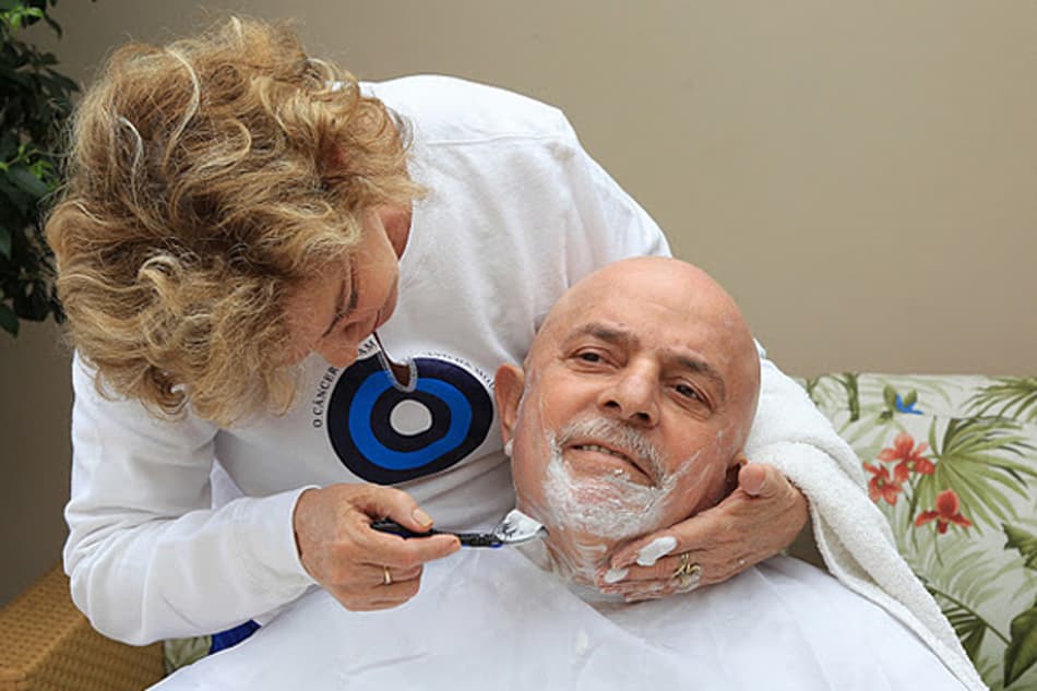 Dona Marisa corta o cabelo e a barba do ex-presidente Lula 3 (Foto: Ricardo Stuckert/Instituto Lula)