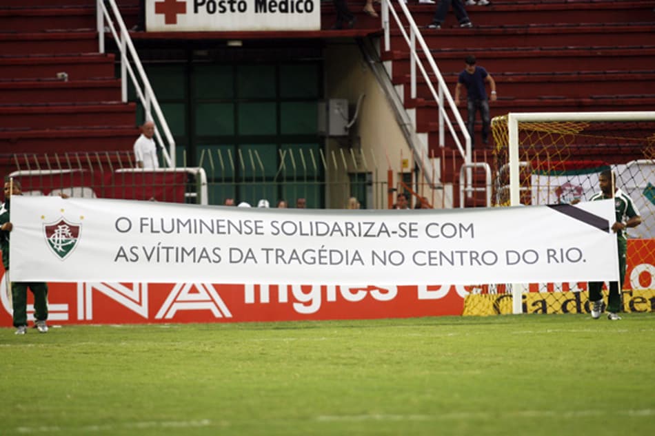 Faixa em apoio às vítimas do desabamento no Rio em jogo do Flu (Foto: Paulo Sergio)
