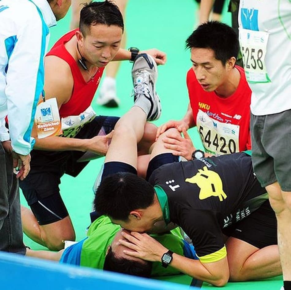 Incidente na maratona de Hong Kong (Foto: Laurent Fievet/AFP)