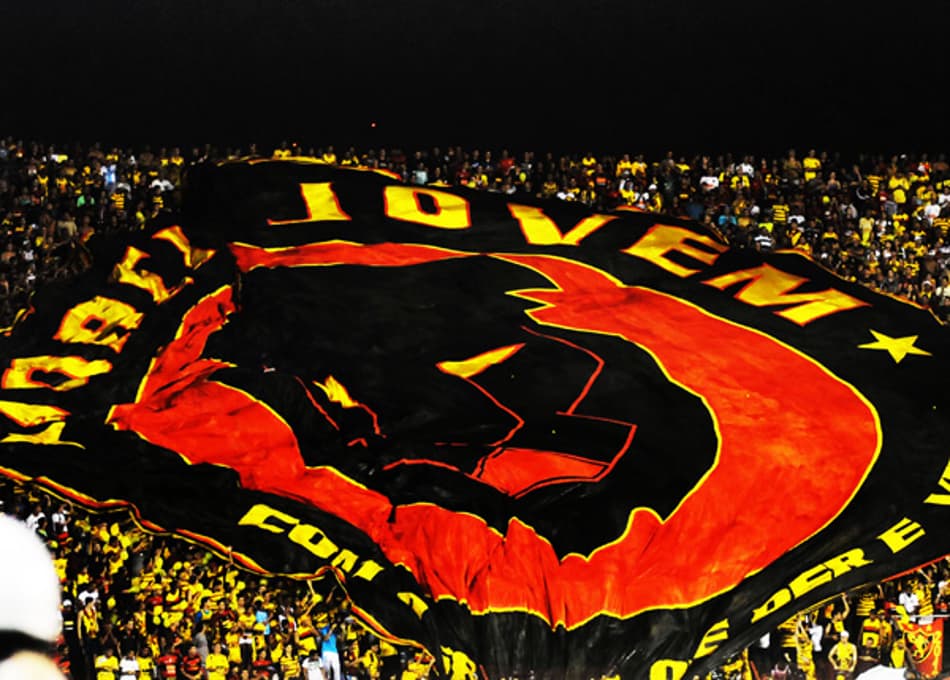 Torcida do Sport na Ilha do Retiro (Foto: Aldo Carneiro)