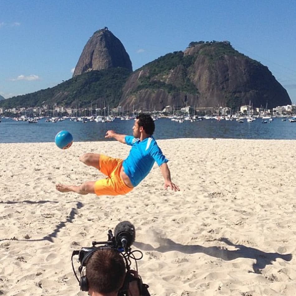 Fred grava comercial da Adidas na praia (Foto: Reprodução/Instagram)