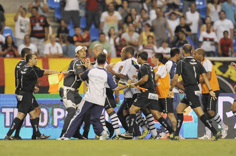 Vasco x Flamengo - Briga entre os jogadores do Vasco e a arbitragem (Foto: Alexandre Loureiro)