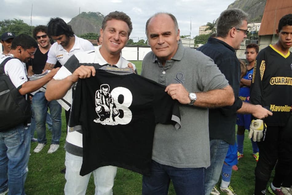 Luciano Huck visita o Botafogo (Foto: Reprodução/Twitter)