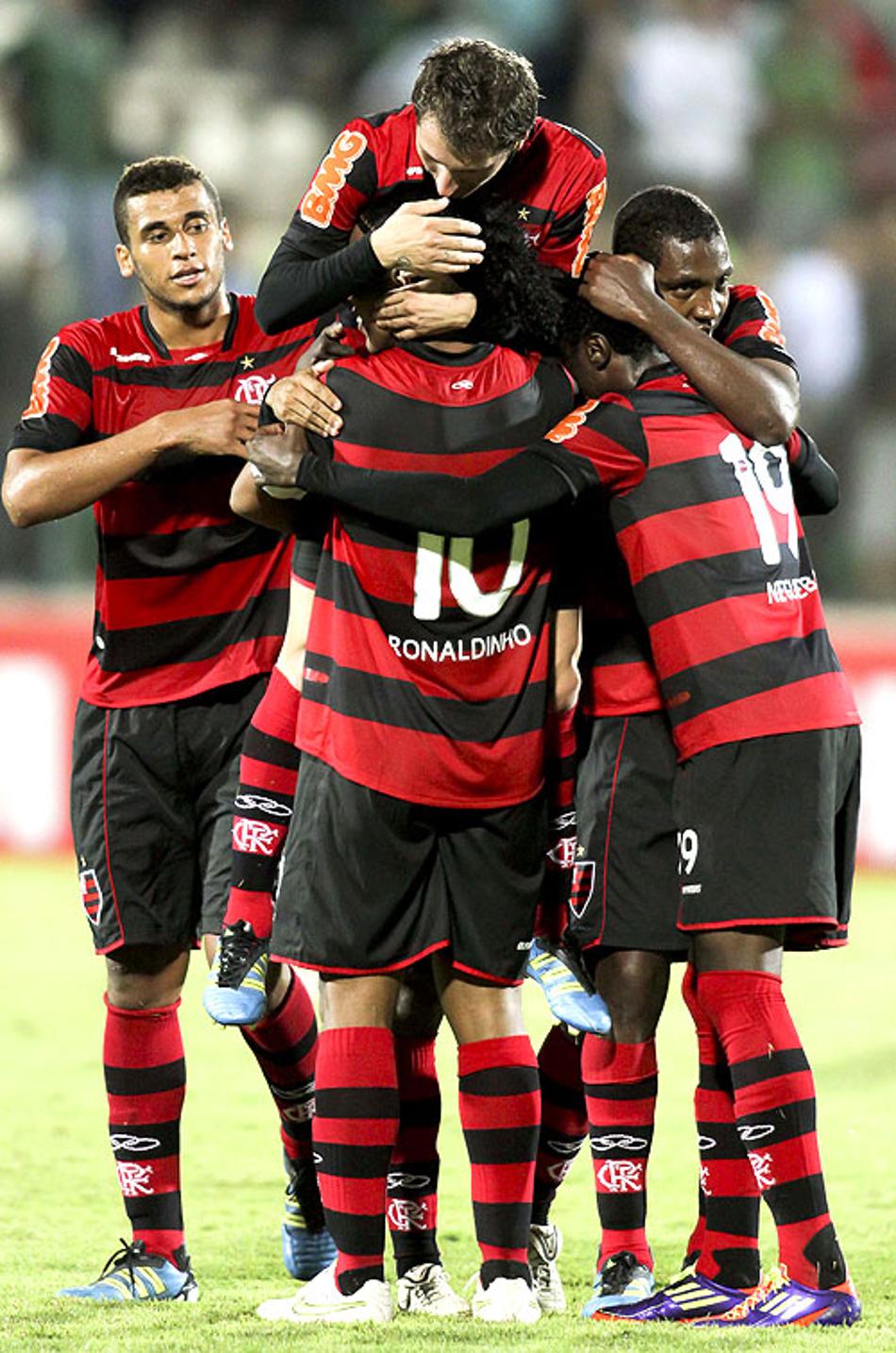 Segundo gol do Ronaldinho - América-MG x Flamengo (Foto: Gil Leonardi)