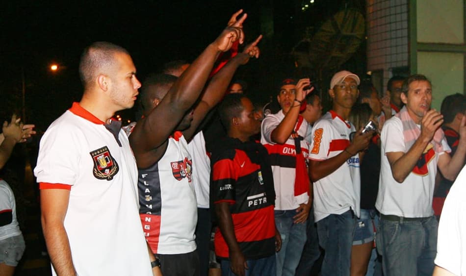 Chicão e Douglas recebem terceiro amarelo e não enfrentam o Grêmio