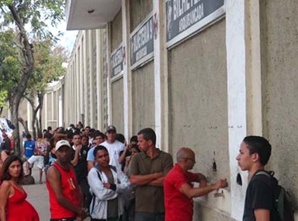 Doeu! Bolada em recreativo deixa Fagner no chão
