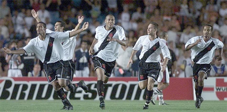 Time do Vasco campeão comemorando após o jogo. Leo Lima, Souza, Rogério Correa e Edinho; (Foto: Bruno Domingos)