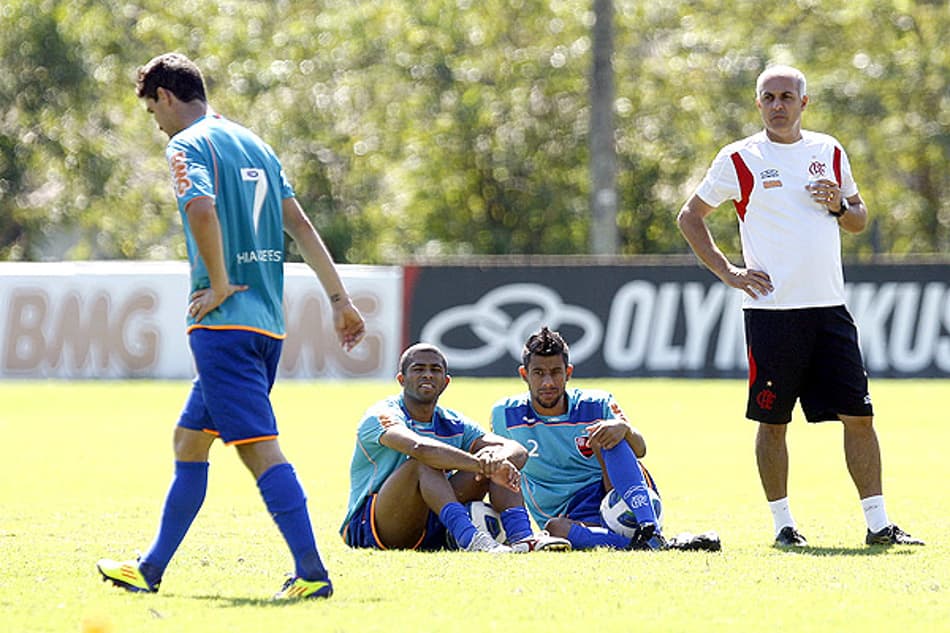 Ricardo Gomes aprova atuações de Julinho e Elton