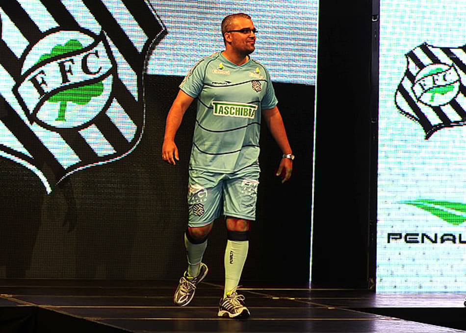 Terceiro uniforme do goleiro do Figueirense na cor azul (Foto: Jessé Giotti/Agência RBS)